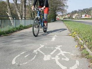 Vzorný cyklista si slézání z kola v Brně procvičí opravdu pořádně